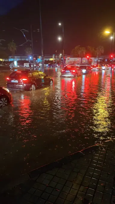 El agua tapó por completo las calles de Valencia