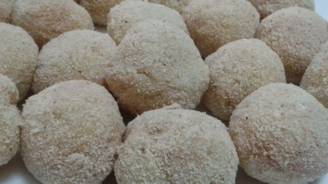 La receta de bombas de papas se destaca por su contraste entre exterior crocante e interior suave.