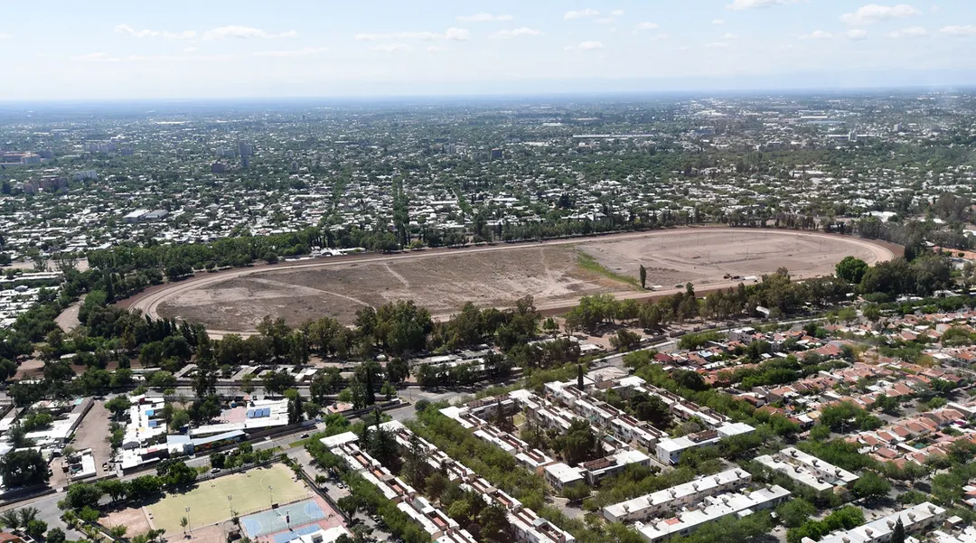El Hipódromo de Mendoza desde la vista aérea.