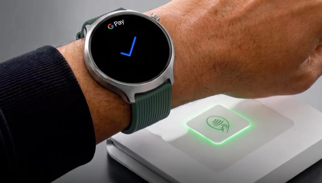 La pantalla pOLED de 1,5 pulgadas ofrece un brillo de 2700 nits bajo la protección de Corning Gorilla Glass 3.