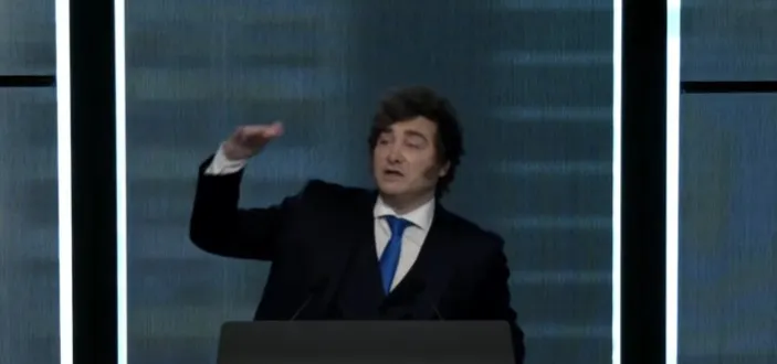 El presidente Milei hablando en el Argentina Week de Nueva York, donde disparó munición gruesa con los "empresarios prebendarios".