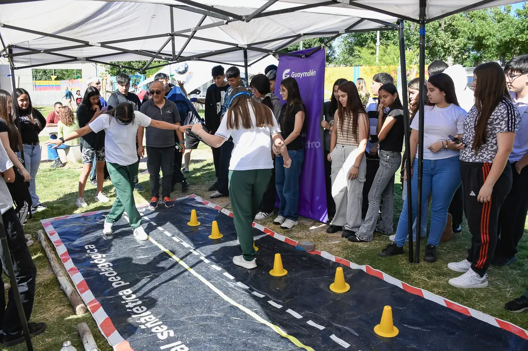 Los jóvenes aprendieron sobre hábitos saludables a través de juegos. 