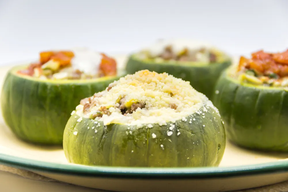 Se considera una receta ideal para usar sobras de carne, arroz, verduras o pan rallado, evitando el desperdicio de alimentos.