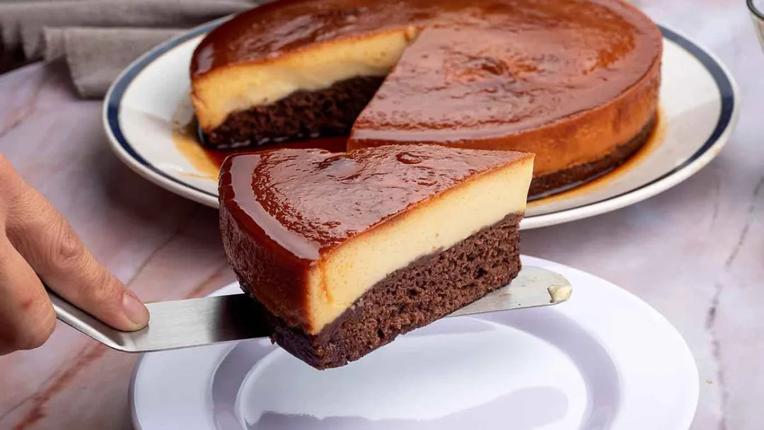 En la receta, el flan queda arriba al desmoldar porque su densidad es mayor que la del bizcochuelo.