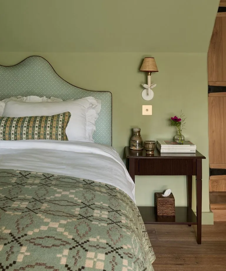 Una opción es pintar toda la habitación con un mismo color en distintas intensidades, para así lograr armonía y calma visual. Créditos: Vaughan Design & Development y Chris Snook.