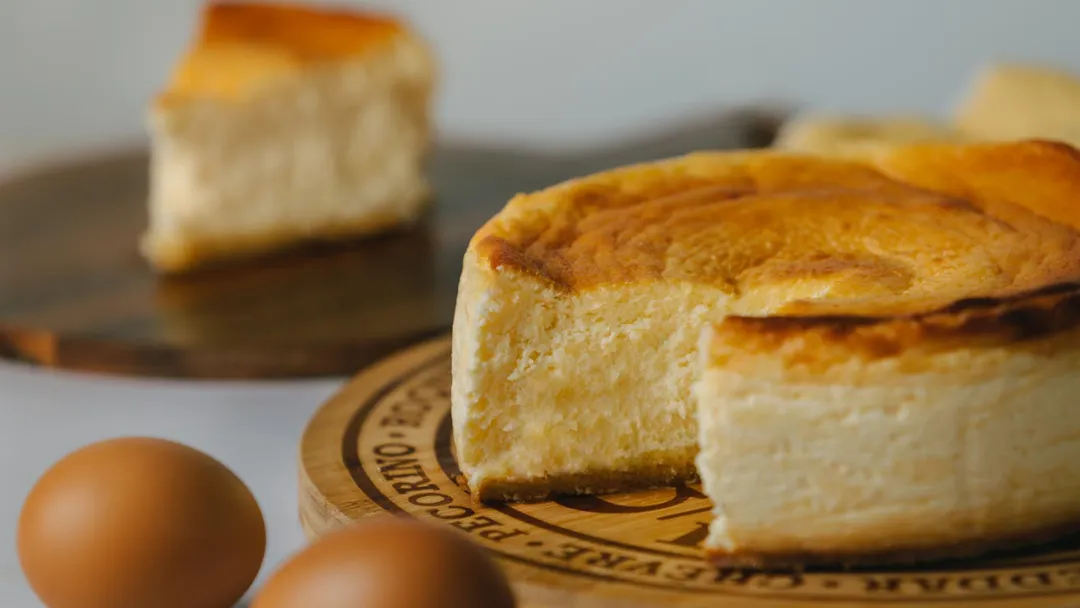 La tarta de queso es una receta muy popular en pastelería.