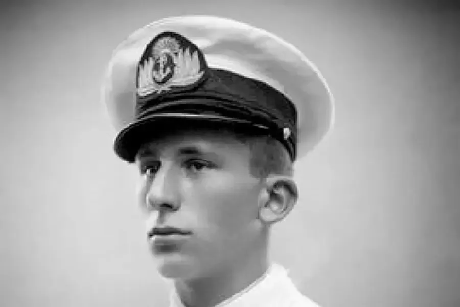 A principios de 1936, después de cumplir 14 años, ingresó a la Escuela Naval Militar Río Santiago a pesar de la oposición inicial de su padre