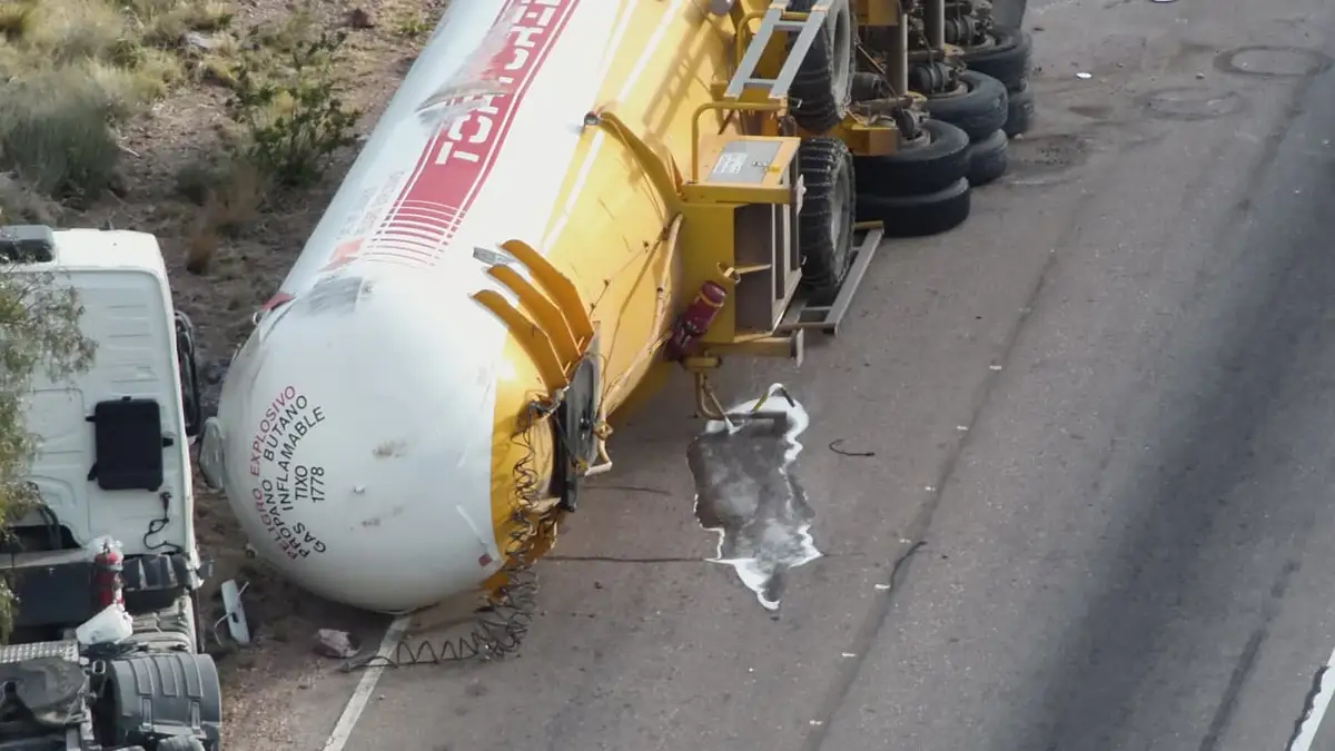 Volcó un camión cisterna con gas propano y una fuga obligó a cortar la Ruta 144 en San Rafael