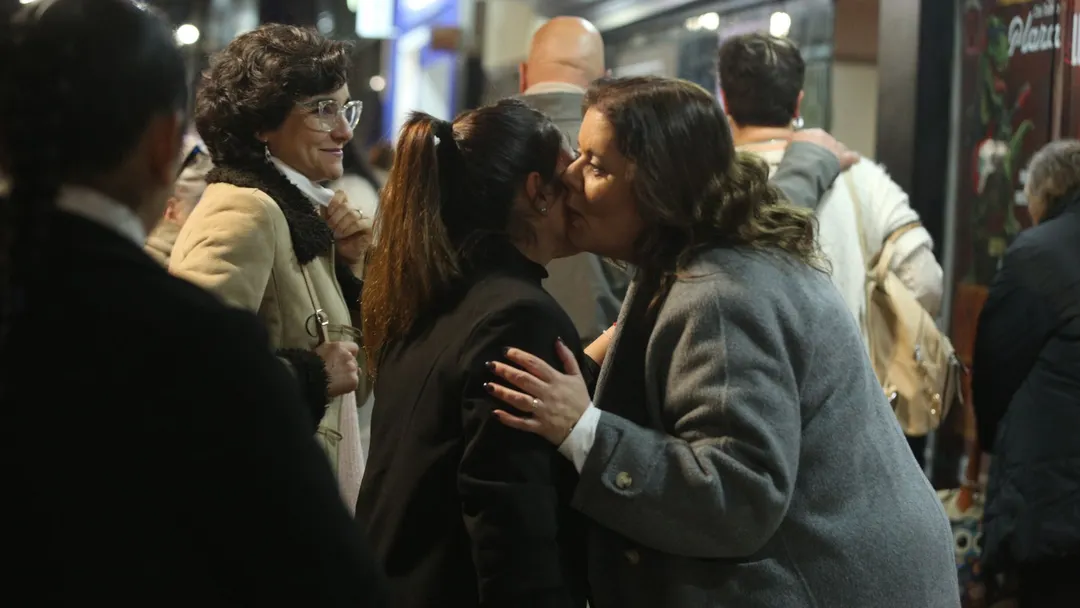 Noelia Pace saludó a sus seguidores cuando llegó a la entrada del Teatro Plaza.