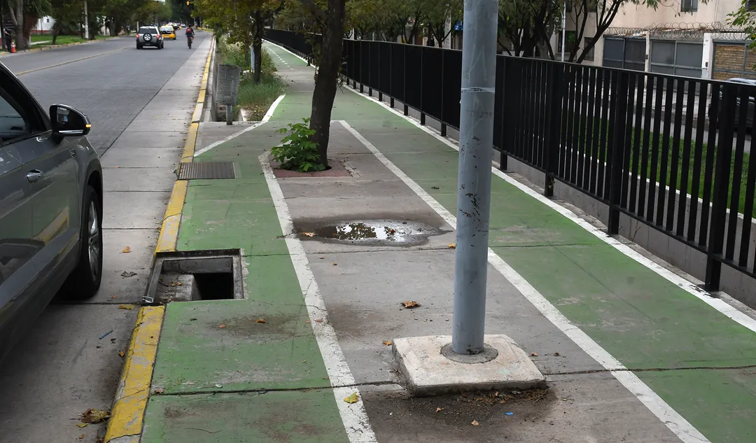 Ciclistas advierten que circular en algunas ciclovías de Mendoza se volvió riesgoso por la falta de mantenimiento.