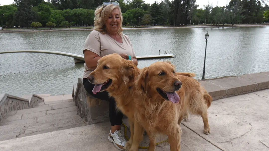 Nina y Hendrix llaman la atención a donde van, las personas se acercan para acariciarlos y saber sus nombres.