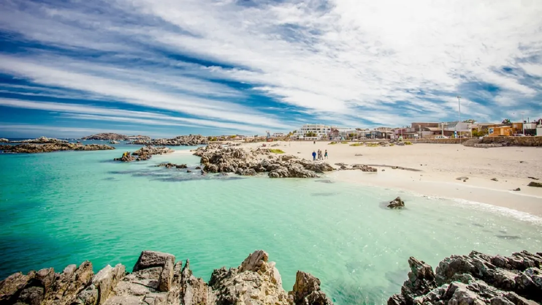Bahía Inglesa es una de las playas más transparentes de Chile y se ubica en la costa del desierto de Atacama.