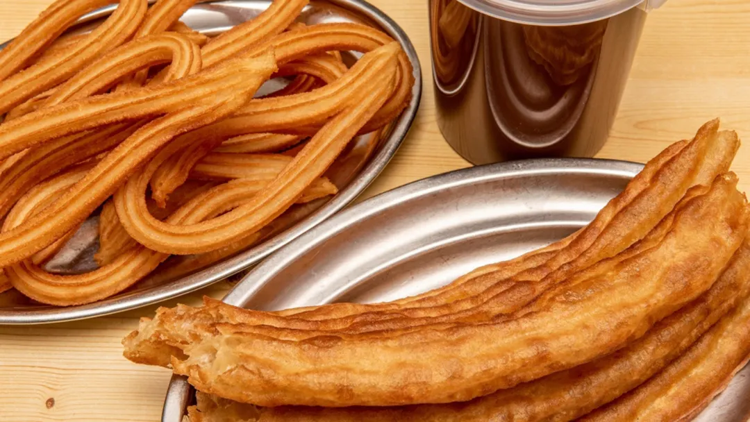 Algunas versiones actuales reinventan la receta clásica añadiendo rellenos o coberturas dulces.