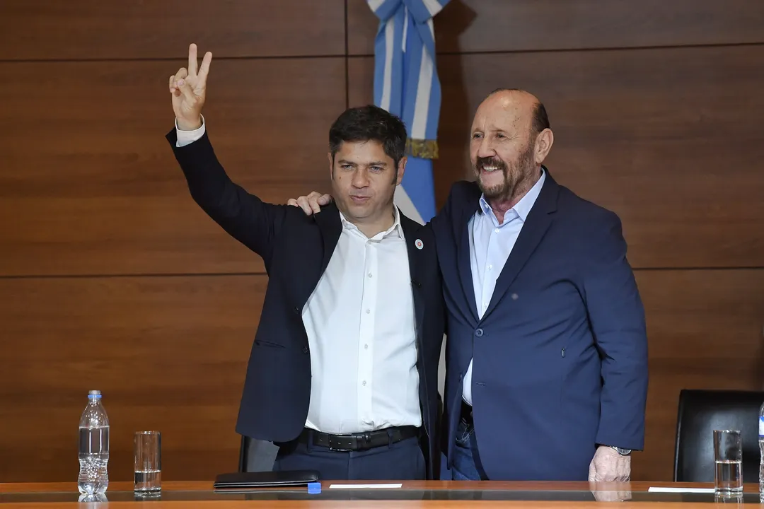 El gobernador bonaerense Axel Kicillof y formoseño Gildo Insfran. El histórico formoseño, jefe político de José Mayans en el Senado, suelta de a poco a CFK 