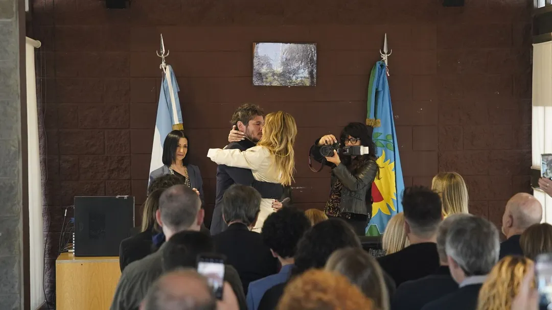 Emanuel y Julieta Prandi durante el casamiento. 