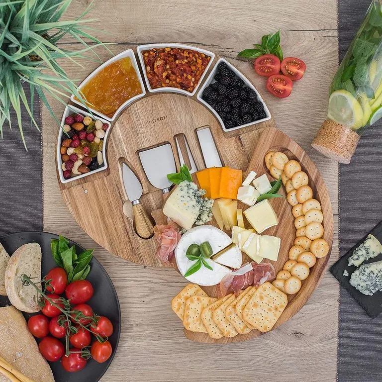 Combinar dos mesas pequeñas en lugar de una grande para mantener la gente reunida. Créditos: ChefSofi