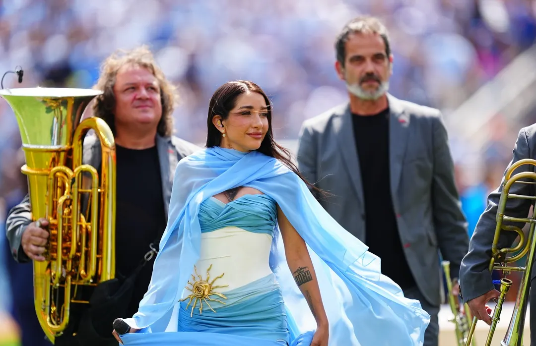 María Becerra lució un diseño exclusivo para interpretar las estrofas del Himno Nacional en los Estados Unidos.