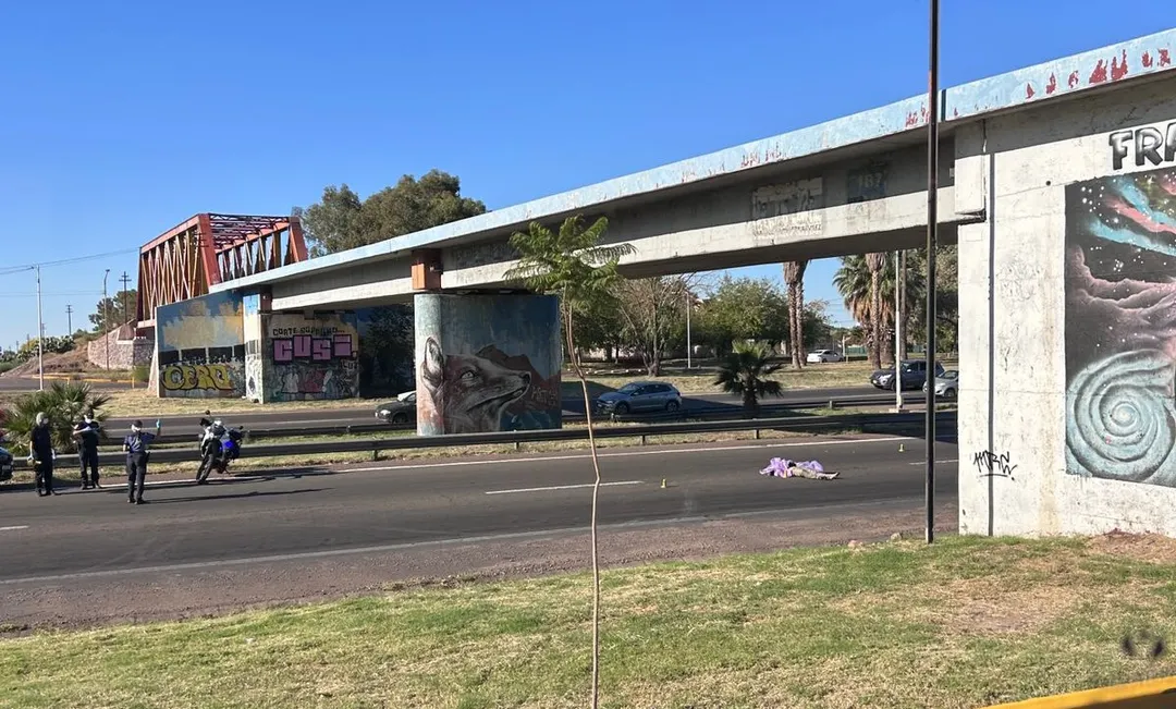 En el Acceso Este hay una persona fallecida y trabaja la policía.