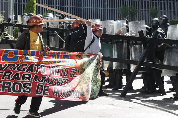 Simpatizantes del exmandatario Evo Morales marchan a la sede del Ejecutivo y Legislativo para exigir la renuncia del presidente de Bolivia Rodrigo Paz.