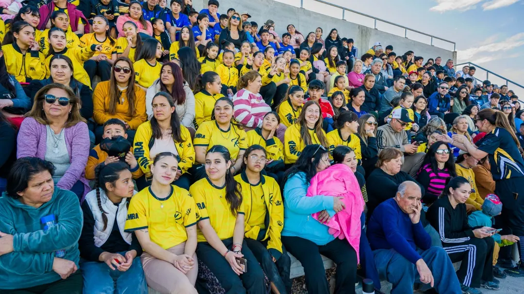 El complejo incorpora además una tribuna principal de ocho gradas, que contiene oficinas y depósitos en su interior, otras tres tribunas de menores dimensiones y redes de protección.