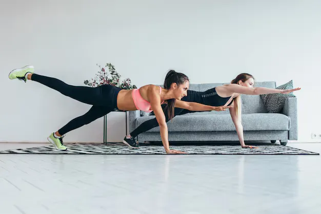 La plancha es uno de los ejercicios más completos, ya que permite fortalecer diferentes partes del cuerpo al mismo tiempo.
