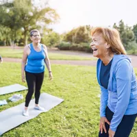 Adultos mayores: cinco claves para preservar fuerza, autonomía y evitar riesgos, según especialistas
