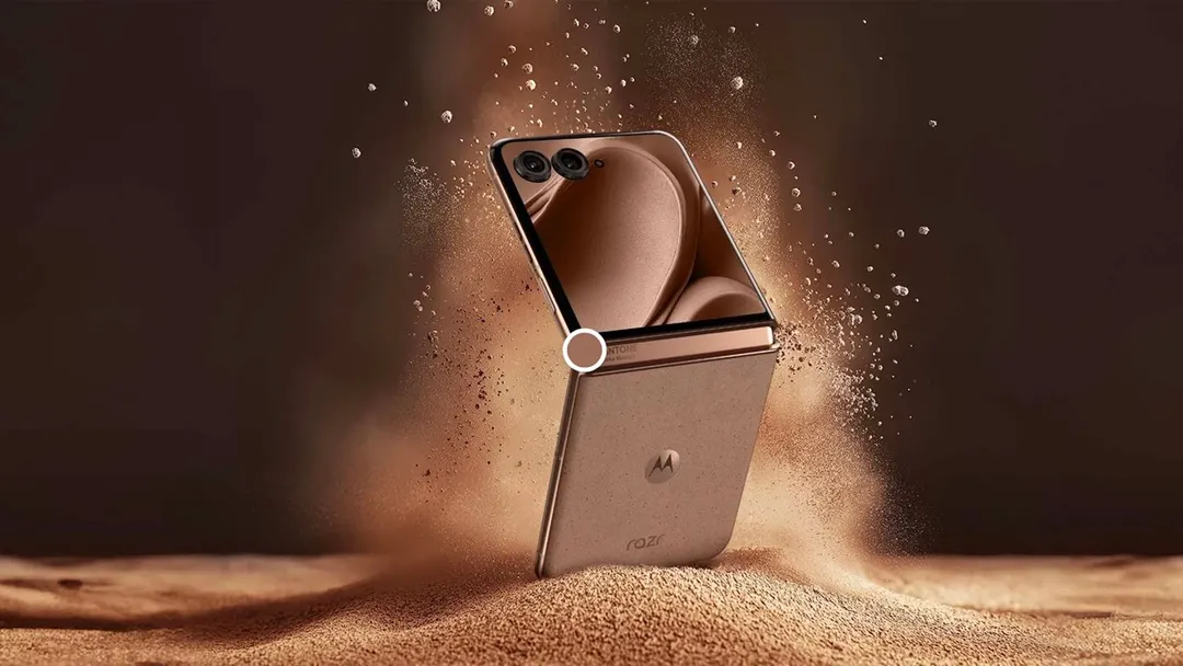 La pantalla exterior interactiva define el concepto del plegable Motorola Razr (2025).