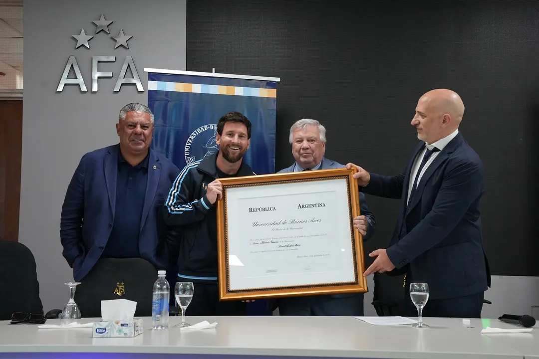 Messi fue distinguido por la UBA por su trayectoria y por el impacto de su figura dentro y fuera del deporte.