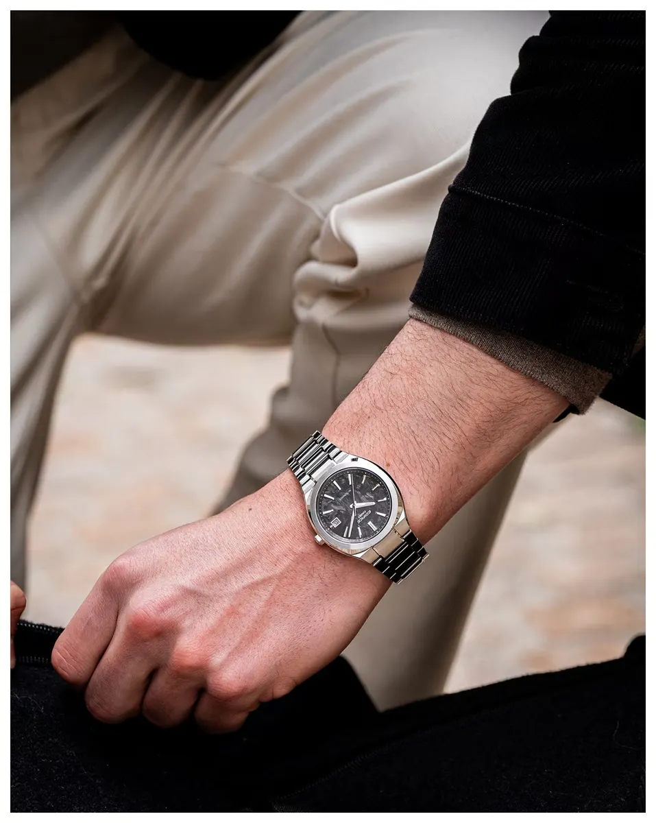 Casio Edifice EFK-200CD-1AJF: Diseño de materiales mixtos con esfera de carbono forjado y una sólida estructura de acero macizo.