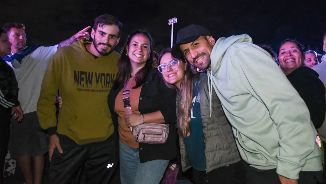 Camperas y buzos fueron los protagonistas de una noche fresca.