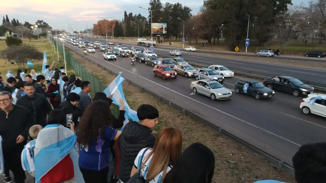 Una caravana cubrió el Acceso Este. 