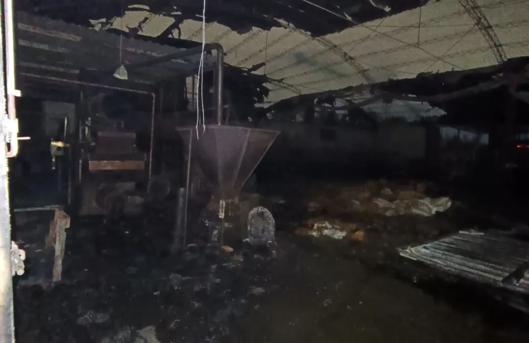 El incendio se originó en un galpón de la fábrica. 