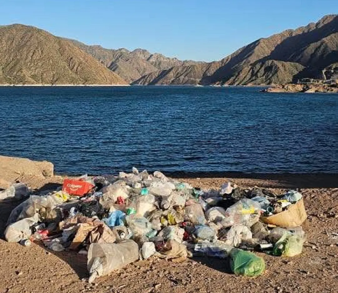 La basura está en la Bahía El Hoyo en Potrerillos.
