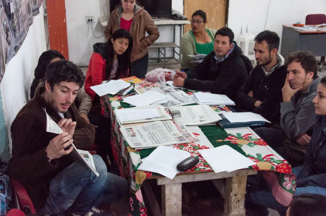 Joaquín Ramos, director de Mundo Villa, junto con sus alumnos en el 2008. Foto: gentileza Joaquín Ramos. 
