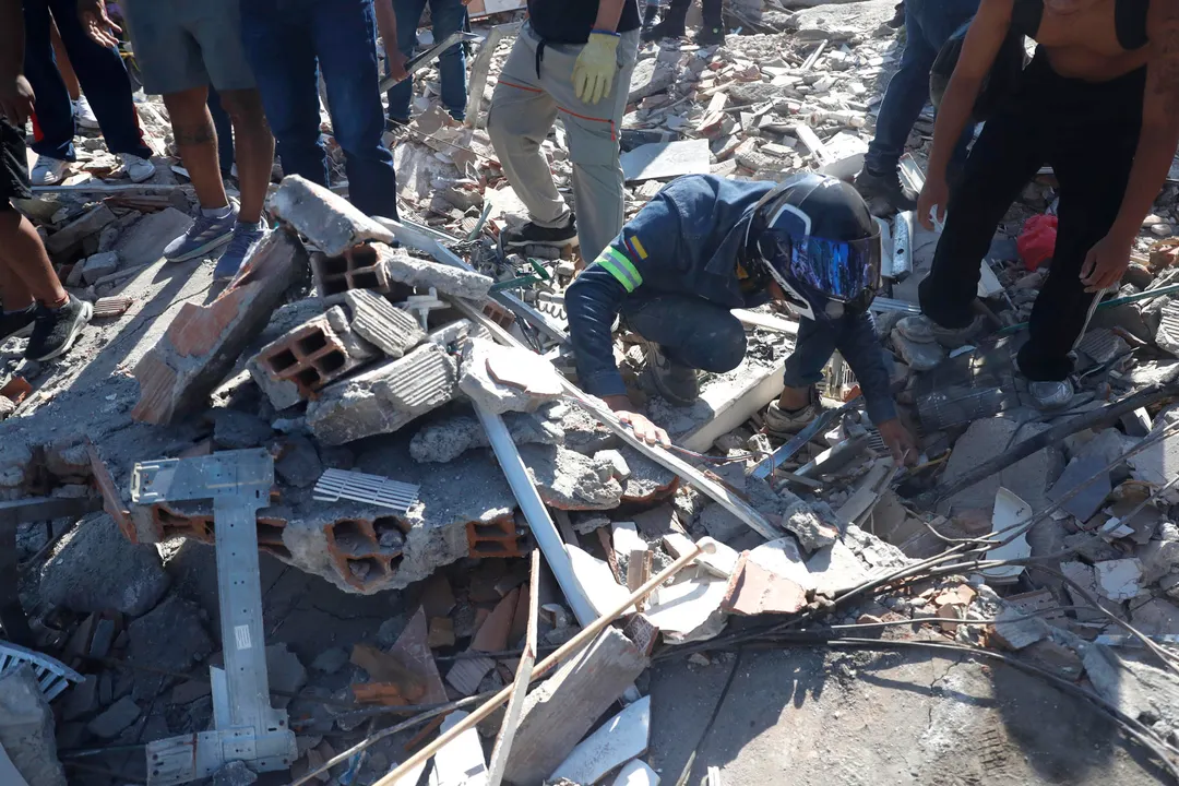 Vecinos y rescatistas buscan a sobrevivientes bajo los escombros tras el terremoto en Colombia.