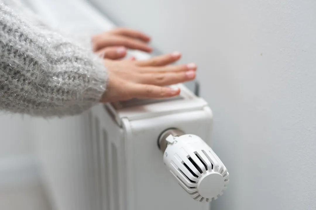 Aunque el SMN no anticipa un invierno extremo, muchas familias ya revisan cuánto cuesta calefaccionar la casa.