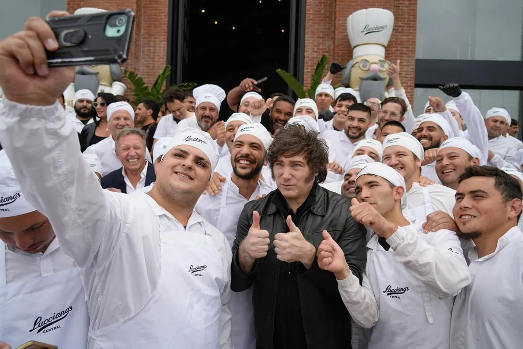 Javier Milei en la fabrica de una conocida heladería
