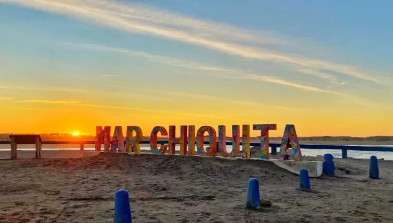 Mar Chiquita combina mar, laguna y naturaleza protegida en un entorno ideal para descansar sin multitudes.