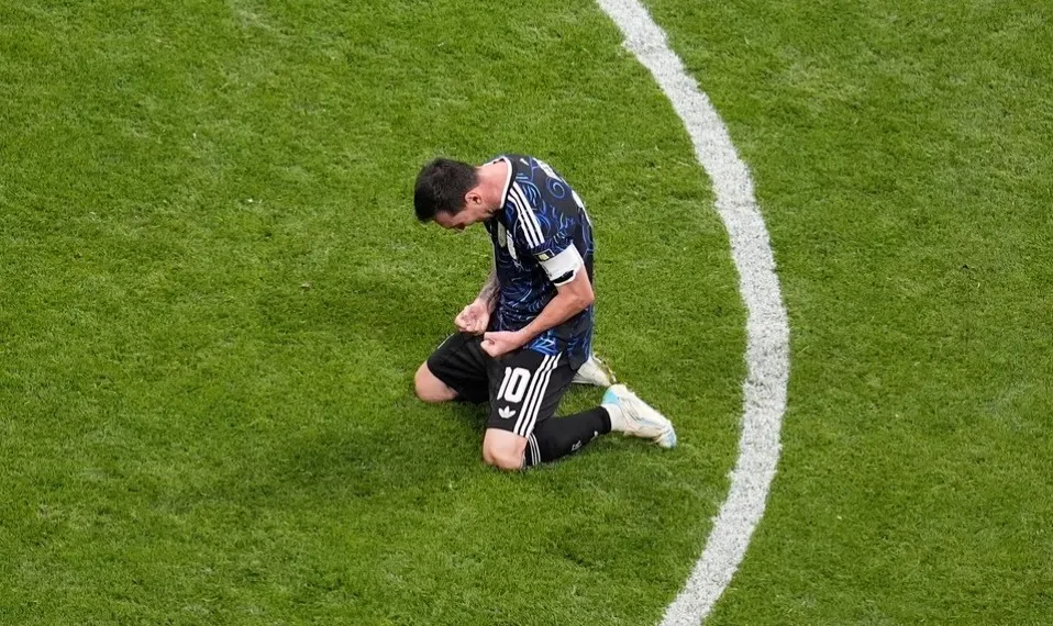 Messi de rodillas en el centro del campo de juego, con los puños apretados, gritando al mismísimo infierno que sí, que les ganamos a los piratas.