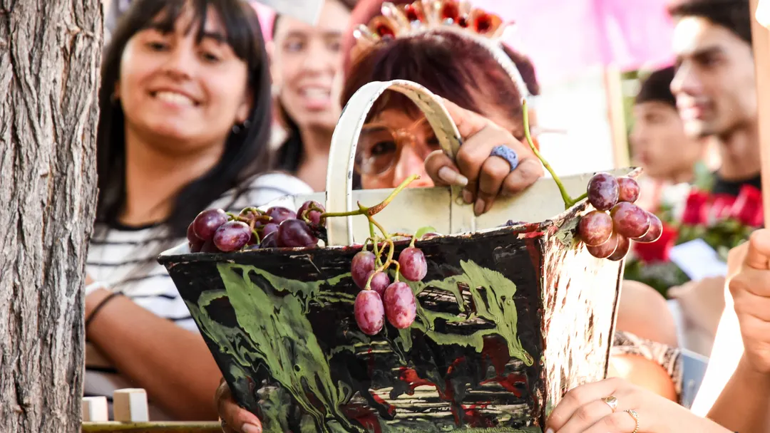 Las uvas no podían faltar en esta previa, una de las simpatizantes regalaba racimos a los periodistas.