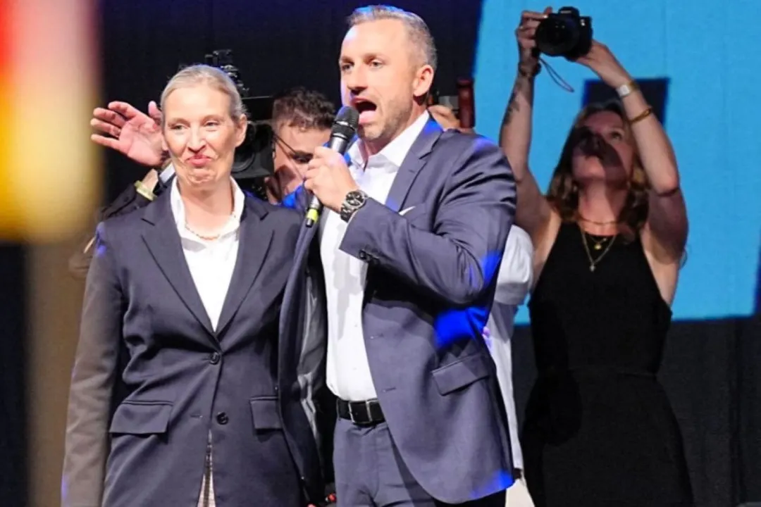 Líderes de la AfD, fuerza de ultraderecha, celebran en Alemania un triunfo regional. Foto Dpa