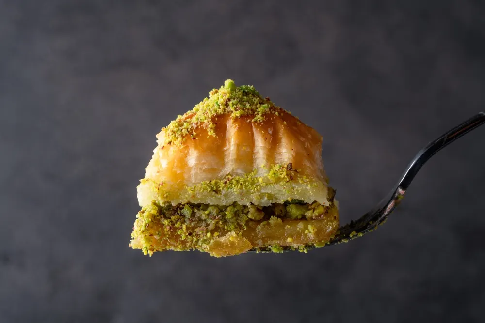 En la receta de baklava con pistacho, el almíbar a base de miel y limón es clave para darle ese sabor dulce y ligeramente ácido.