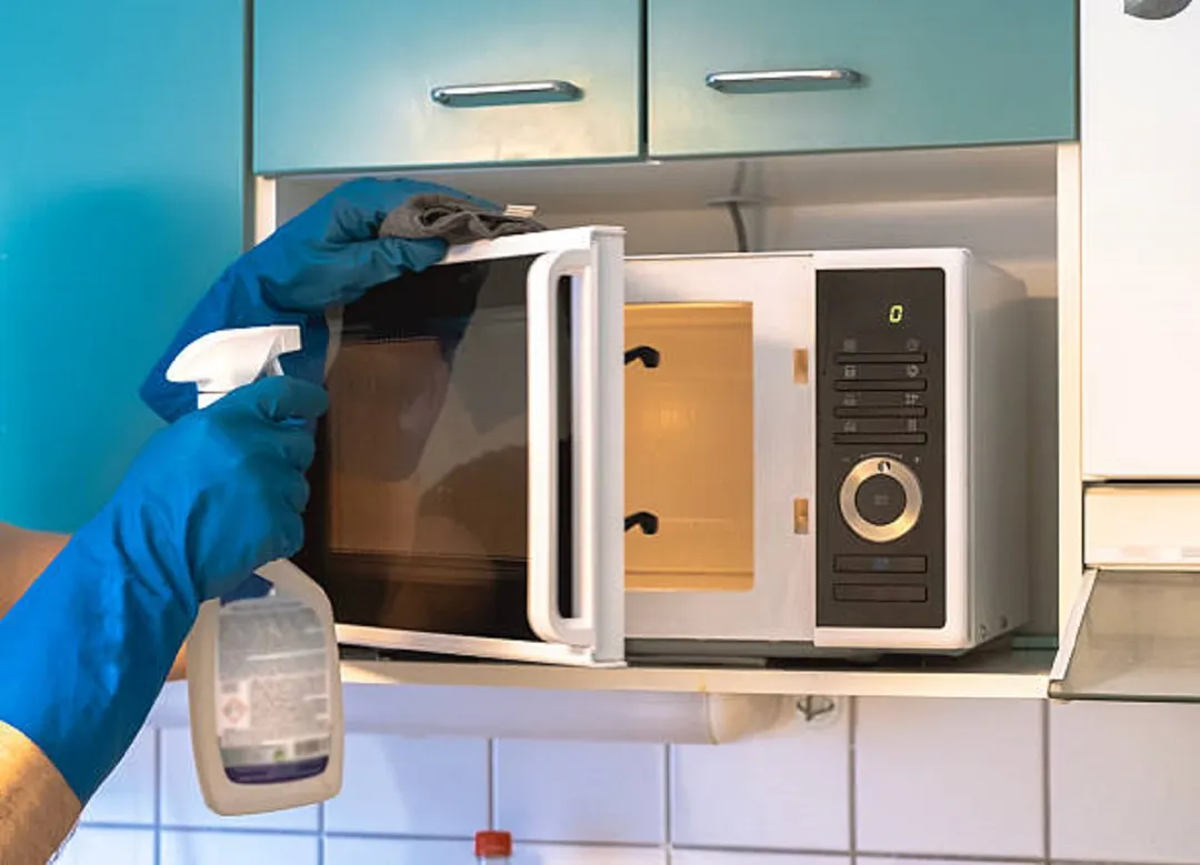 Con limón o vinagre calentado, el vapor hace el trabajo: afloja la suciedad y neutraliza los olores en minutos.