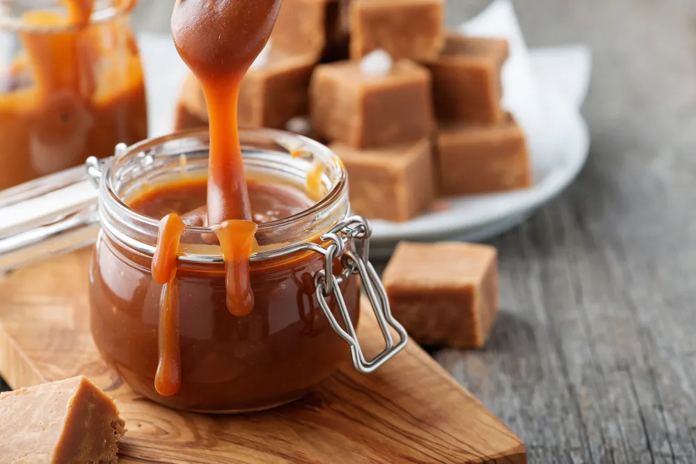 Existen versiones de esta receta que incluyen especias como canela o vainilla para darle un toque más aromático.