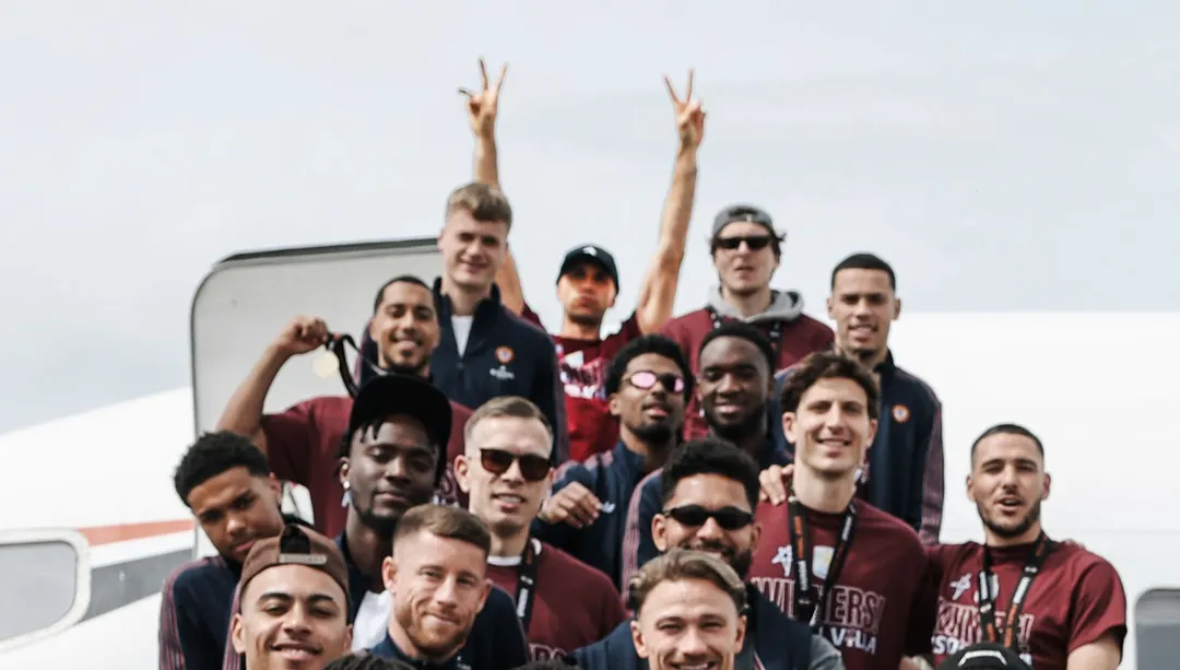 La foto de los festejos de Aston Villa que llamó la atención por la mano derecha del Dibu.
