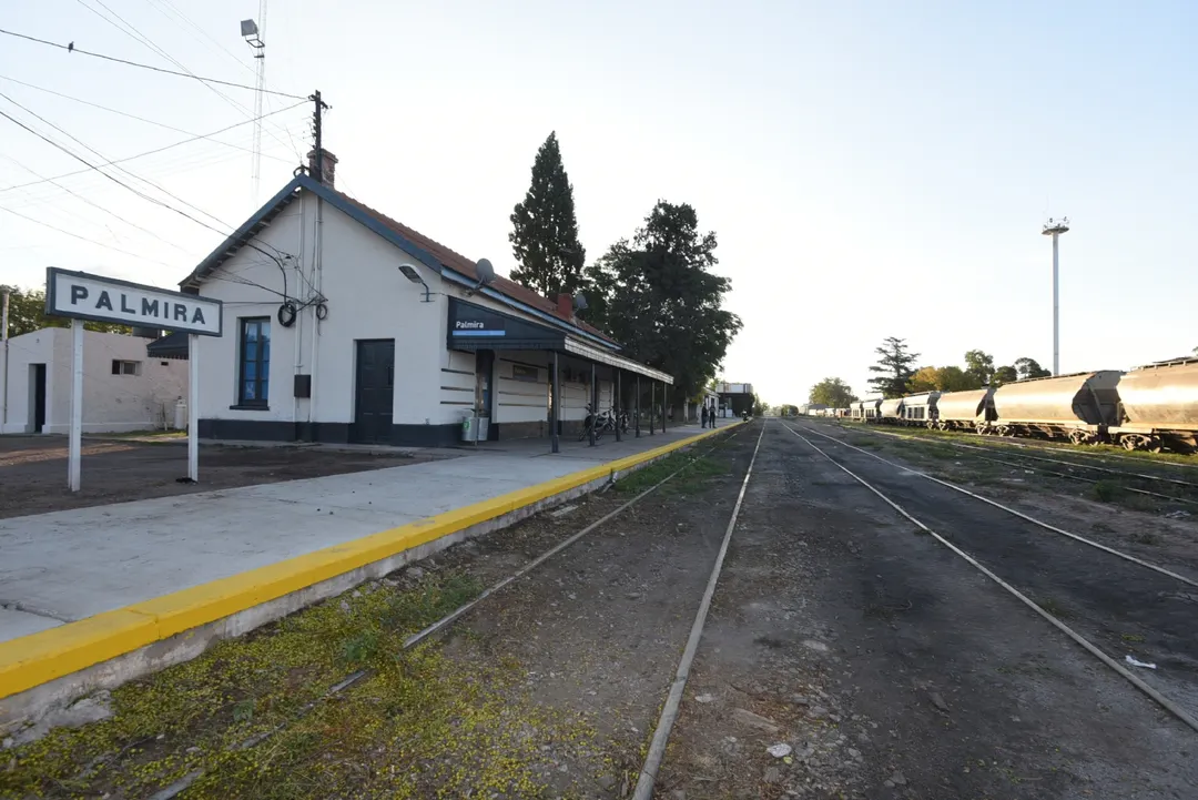 El tren de pasajeros que conecta Mendoza con la Ciudad de Buenos Aires llegó este miércoles a la Estación Palmira. Foto: Maximiliano Ríos/MDZ