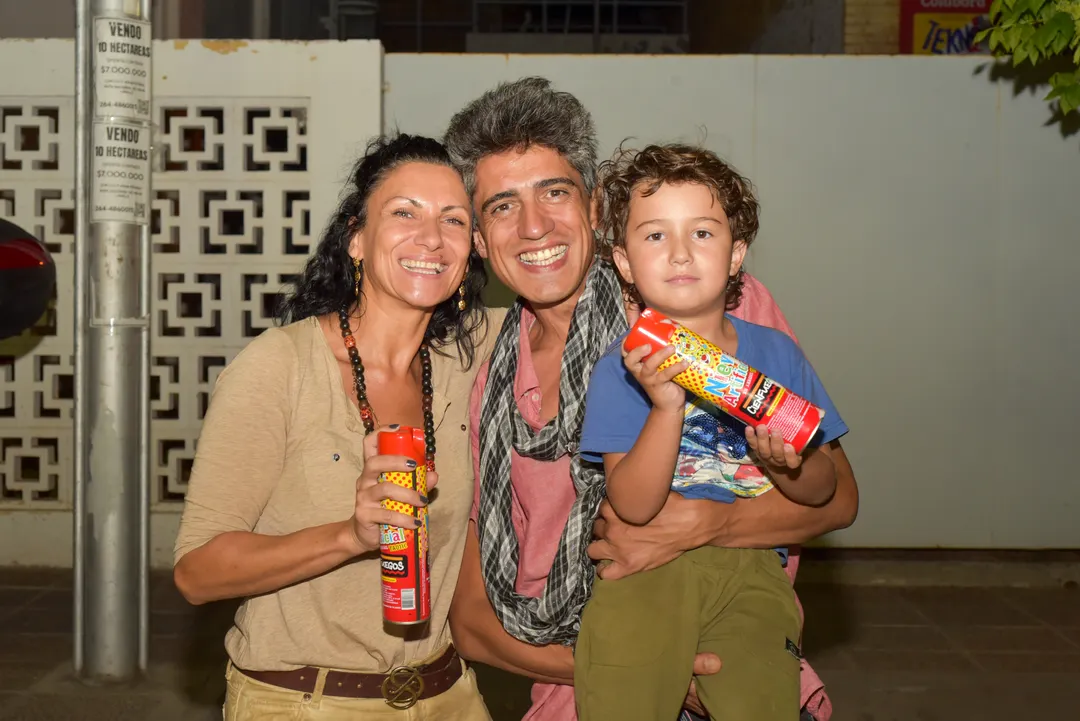 La bailarina Yamila Cabot Alí junto a Cris Luján y el pequeño Ammar.