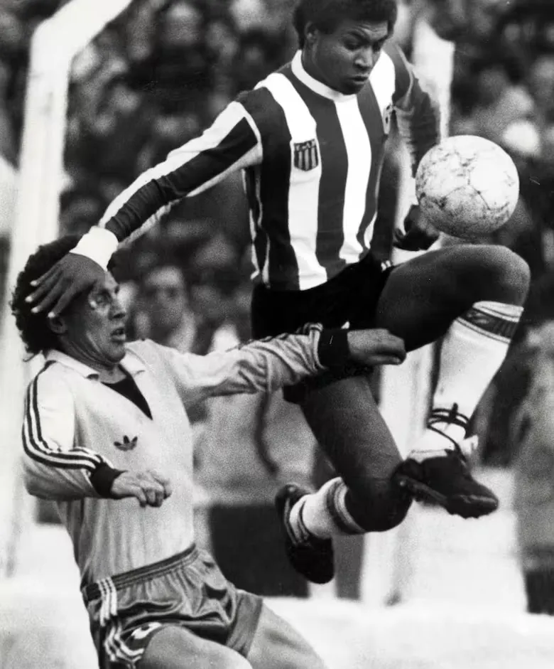 Duelo entre Custódio Mendes, de Estudiantes de La Plata, y Eduardo Andrés Masotto, de Temperley, en 1984.