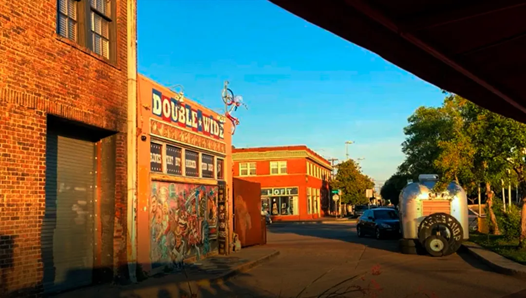 ímbolo de la reinvención urbana de Dallas, Deep Ellum combina historia, diversidad cultural y una vibrante escena artística que atrae a residentes y turistas de todo el mundo.