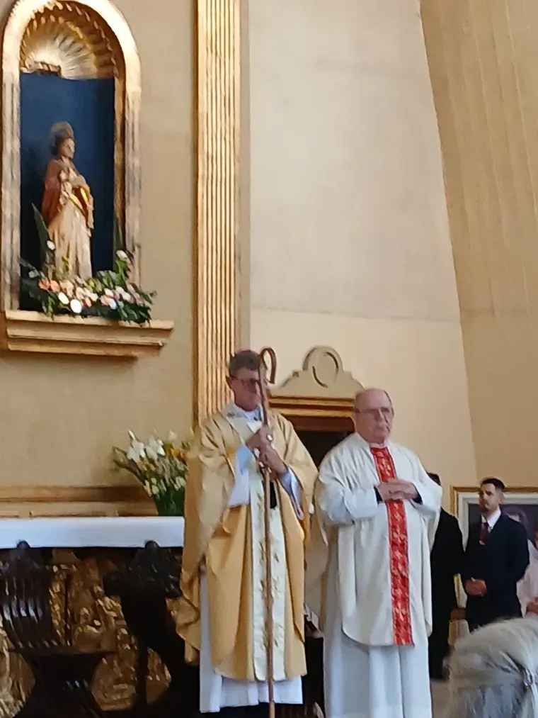 Monseñor Jorge Ignacio García Cuerva, junto al Padre Salvador Gómez de la Parroquia Santa María de Betania.